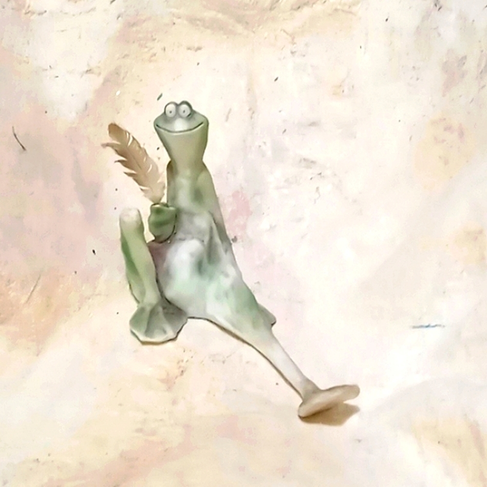 Laid back ceramic Frogg
